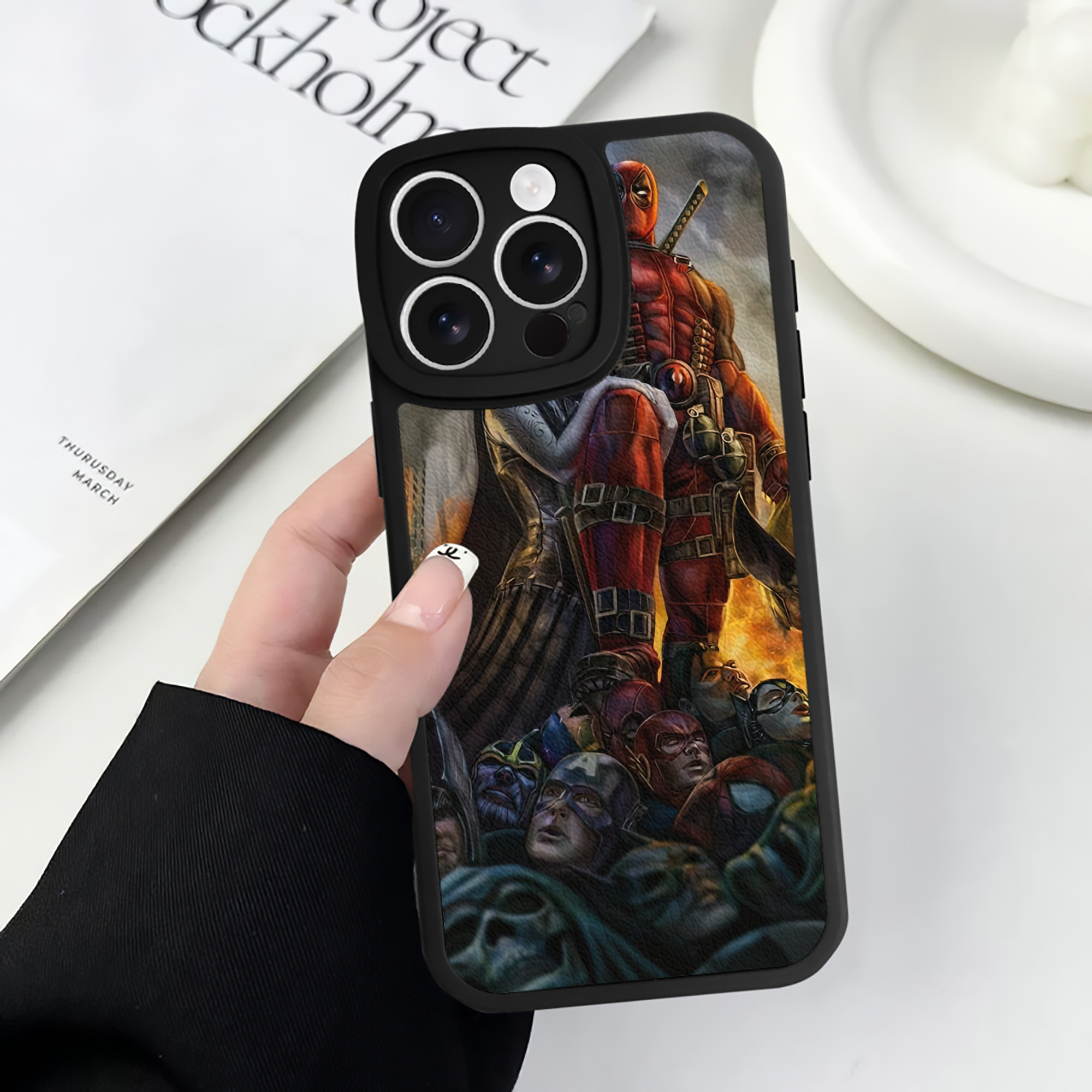 （画像用） Deadpool デッドプール 【iPhone 16シリーズ対応】シリコンスマホケース（レザー調） 材質：シリコン